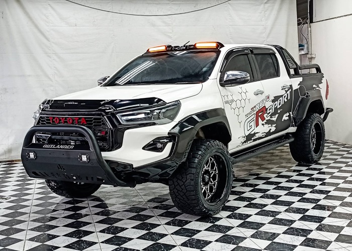 TOYOTA Hilux
