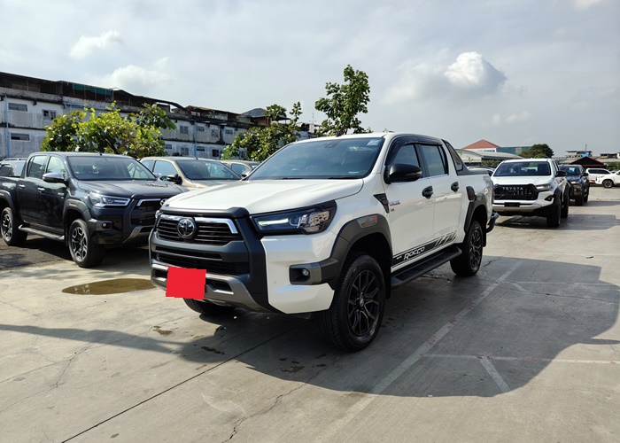 TOYOTA Hilux