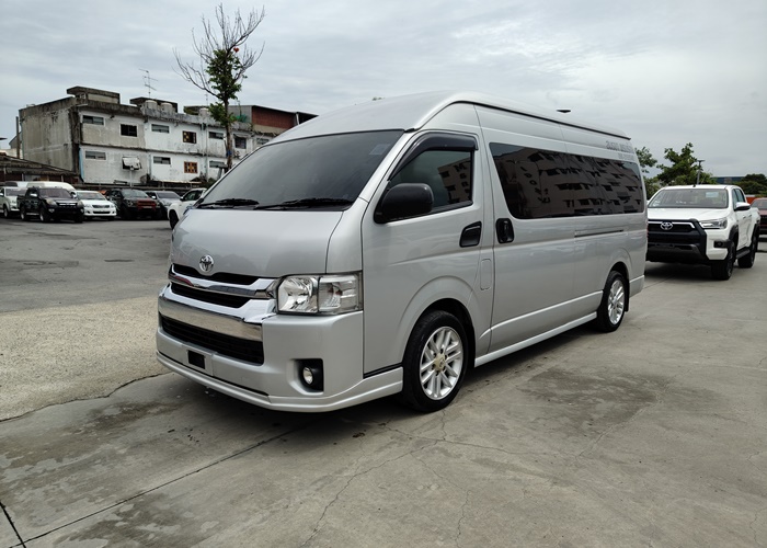 TOYOTA COMMUTER