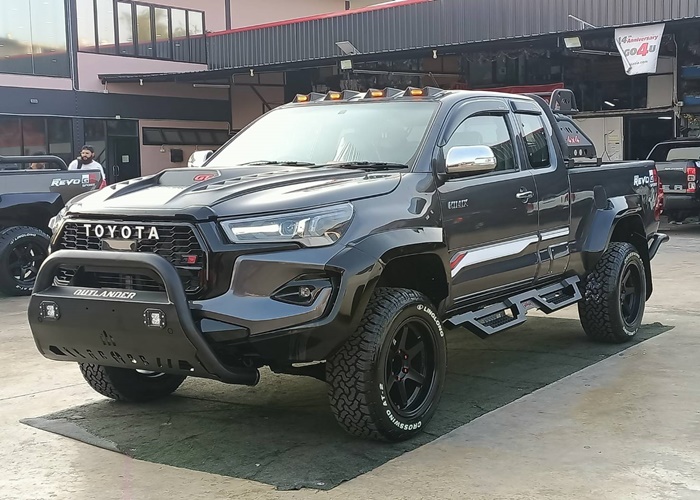 TOYOTA Hilux