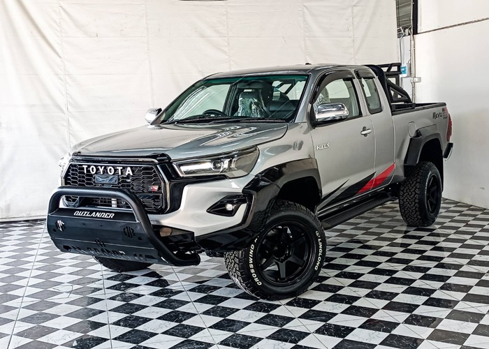 TOYOTA Hilux