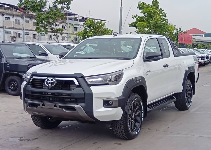 TOYOTA Hilux
