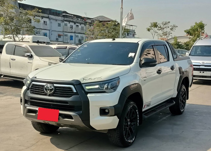 TOYOTA Hilux