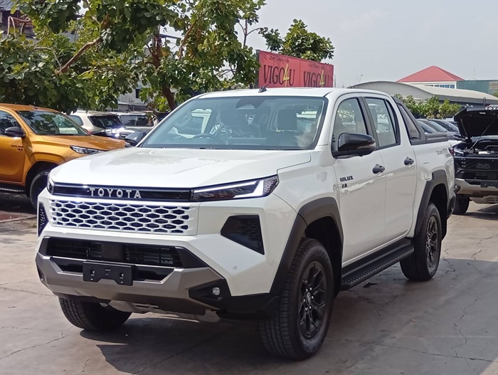 TOYOTA TRAVO OVERLAND PLUS