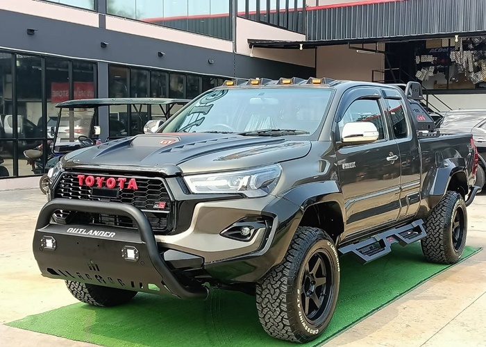 TOYOTA Hilux