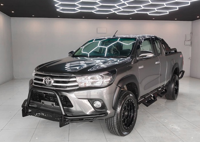 TOYOTA Hilux