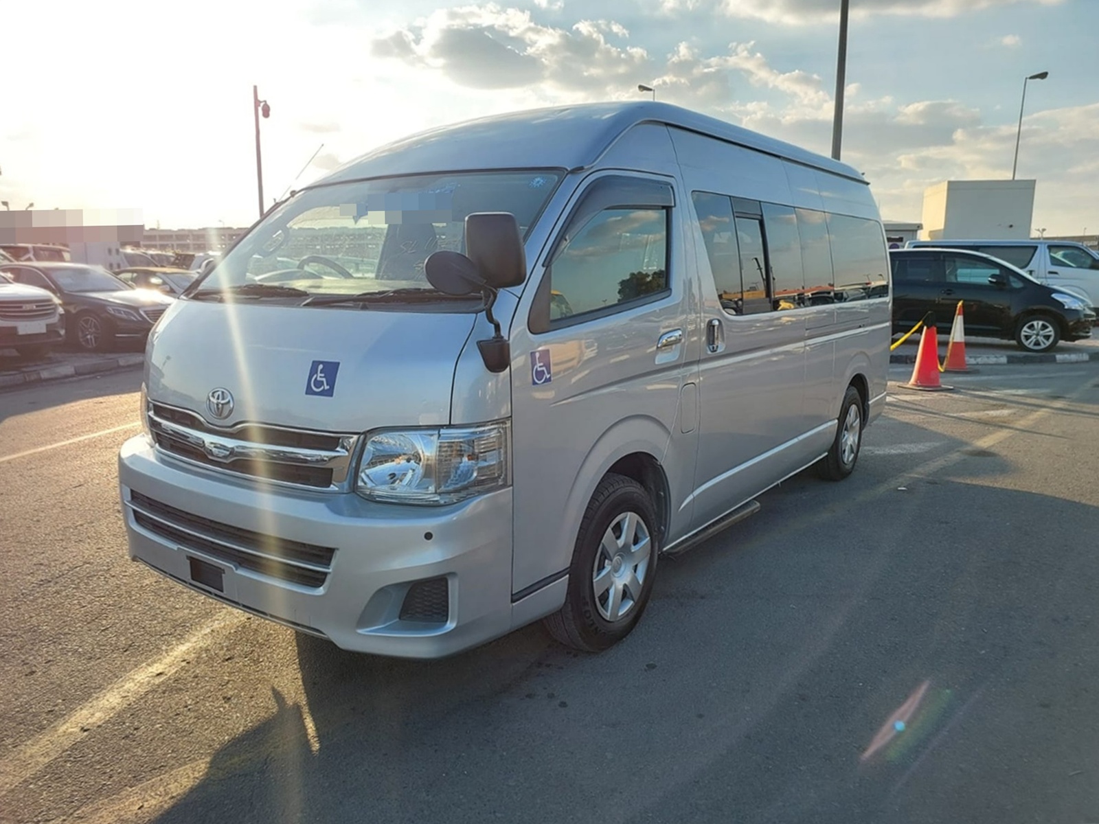 TOYOTA Hiace Commuter