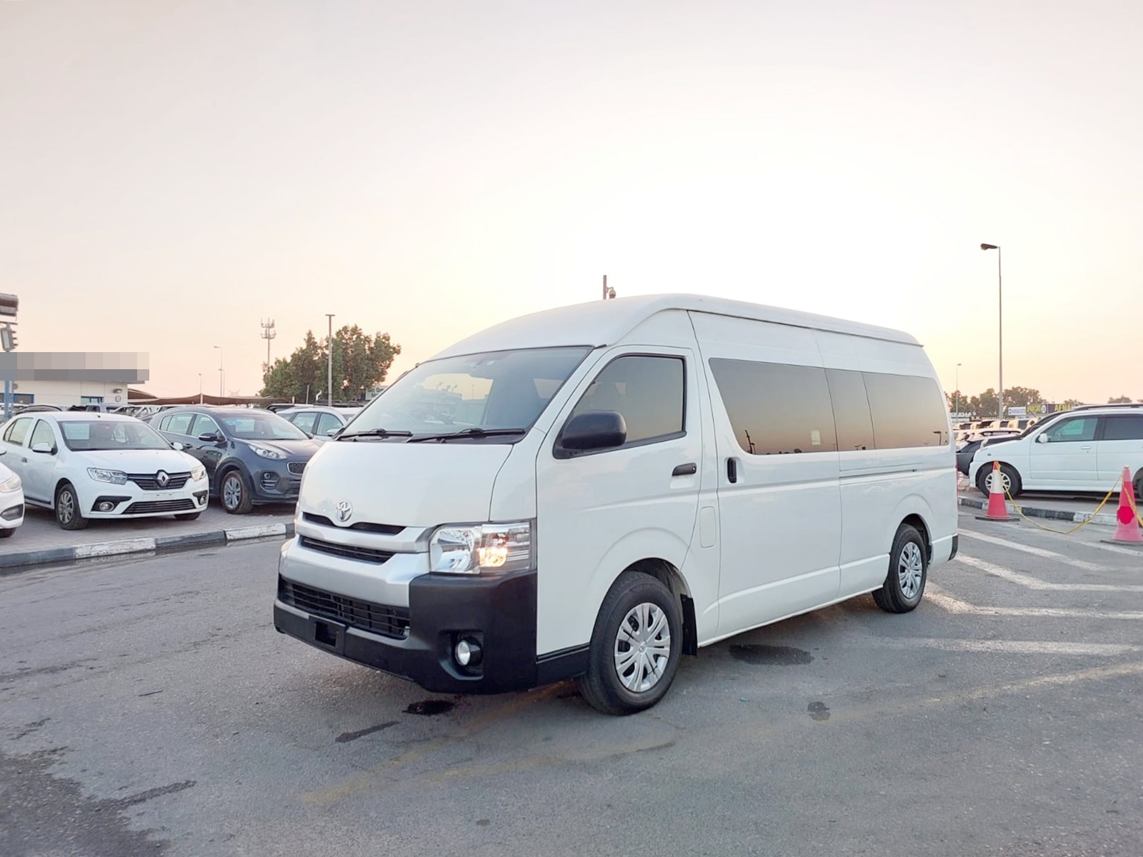 TOYOTA Hiace Commuter