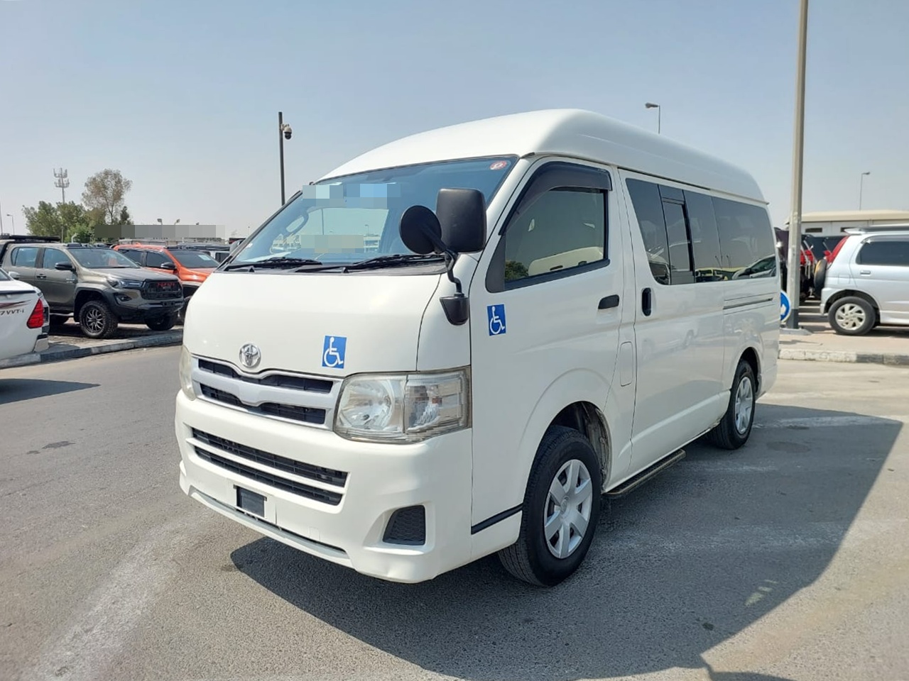 TOYOTA Hiace Commuter