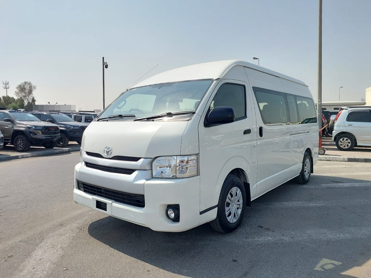 TOYOTA Hiace Commuter
