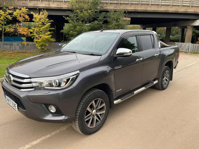 TOYOTA Hilux