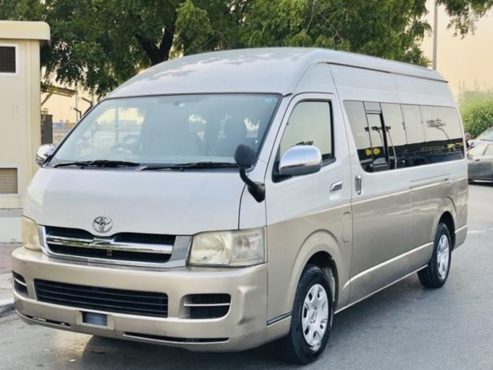 TOYOTA Hiace Commuter