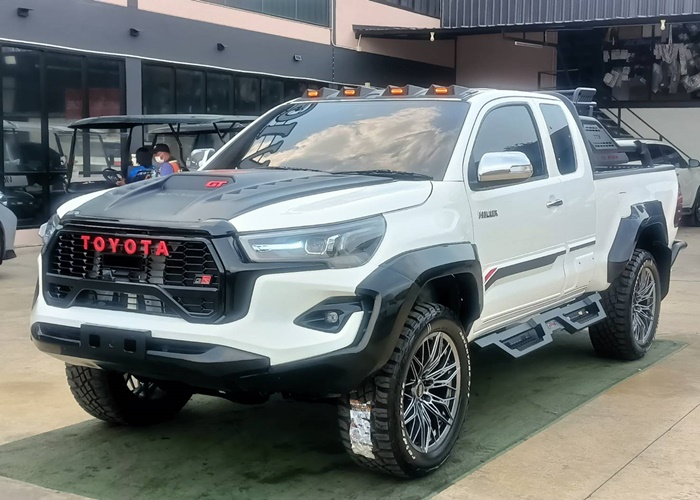 TOYOTA Hilux