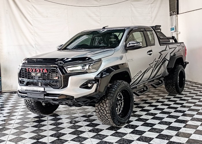 TOYOTA Hilux