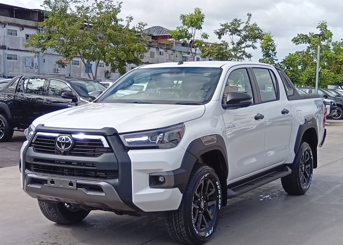 TOYOTA Hilux