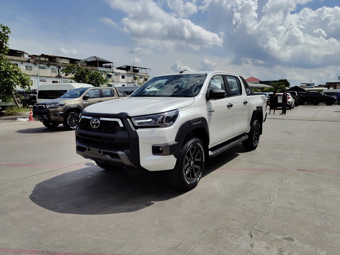 TOYOTA Hilux