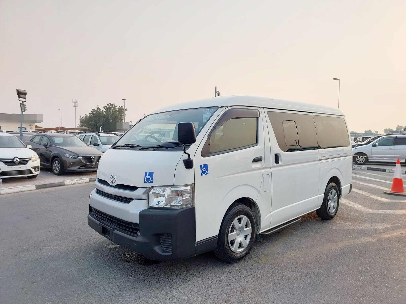 TOYOTA Hiace Commuter