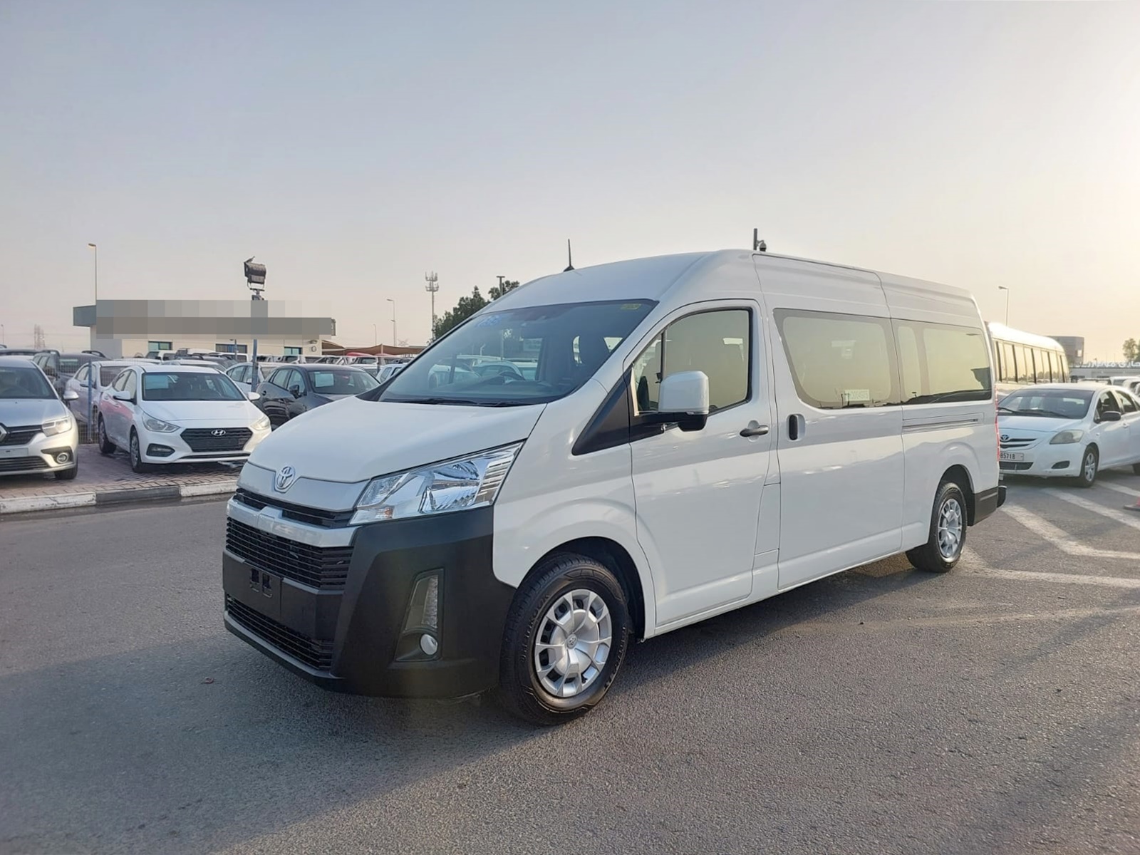 TOYOTA Hiace Commuter