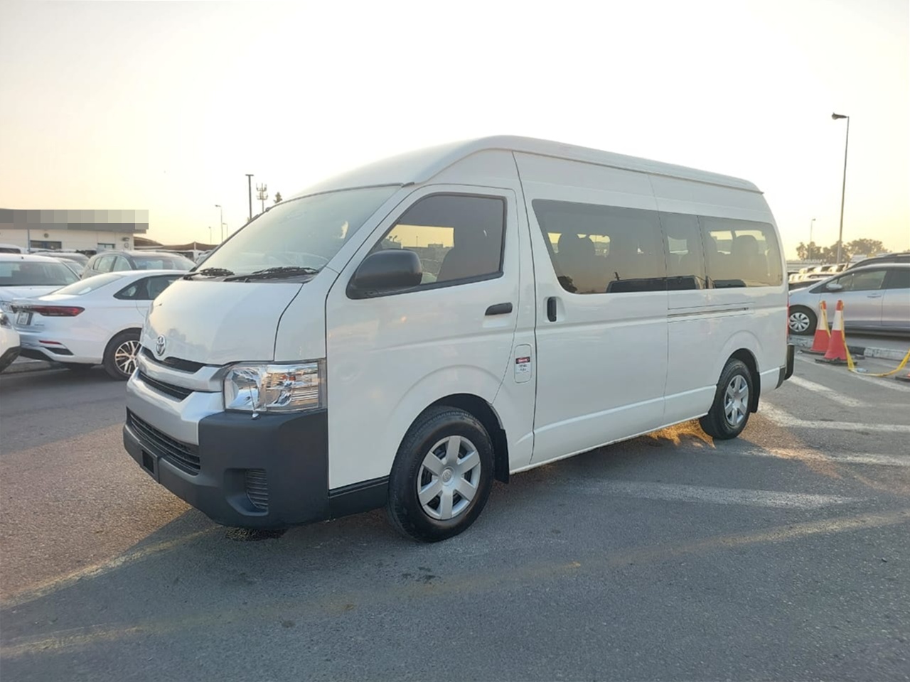 TOYOTA Hiace Commuter