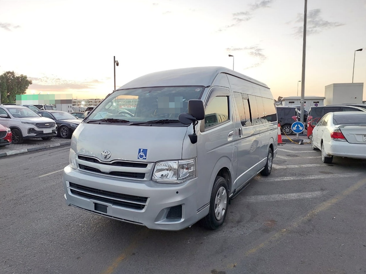 TOYOTA Hiace Commuter