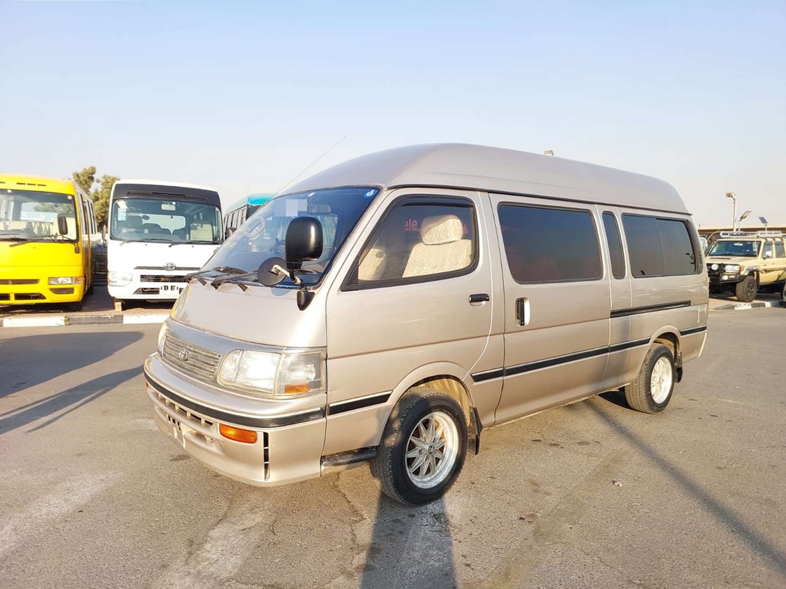 TOYOTA Hiace Commuter