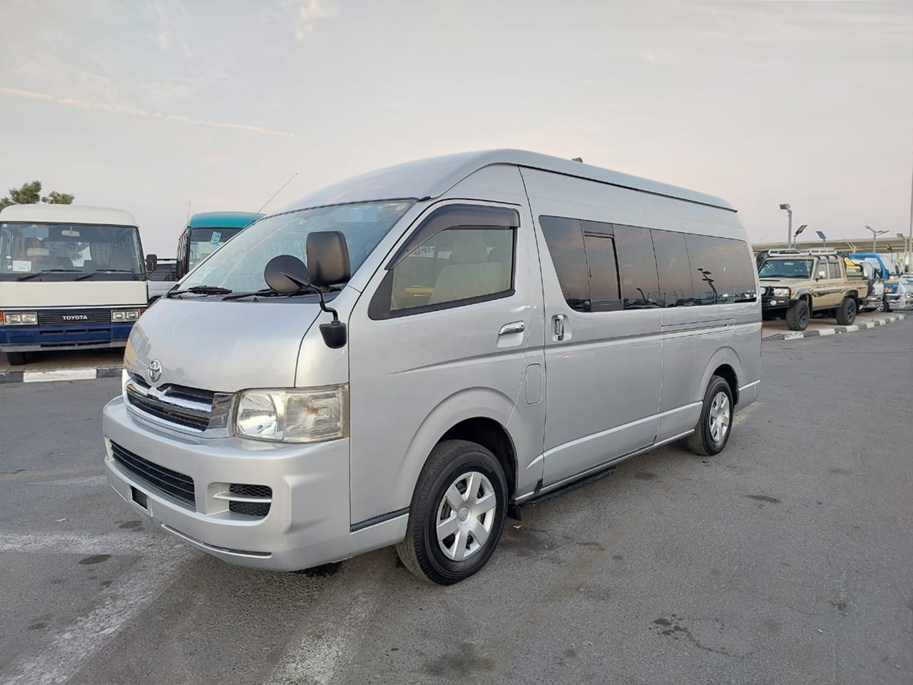 TOYOTA Hiace Commuter