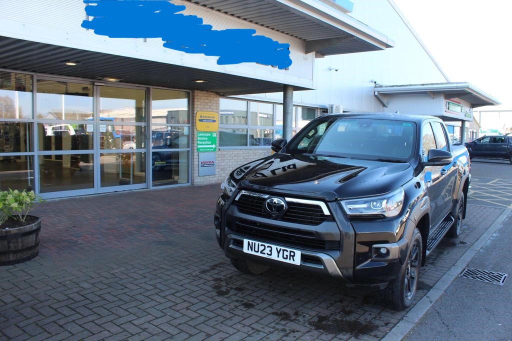 TOYOTA Hilux